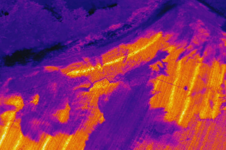 Тепловизионная камера DJI Zenmuse XT отчетливо показывает оставшиеся горячие точки