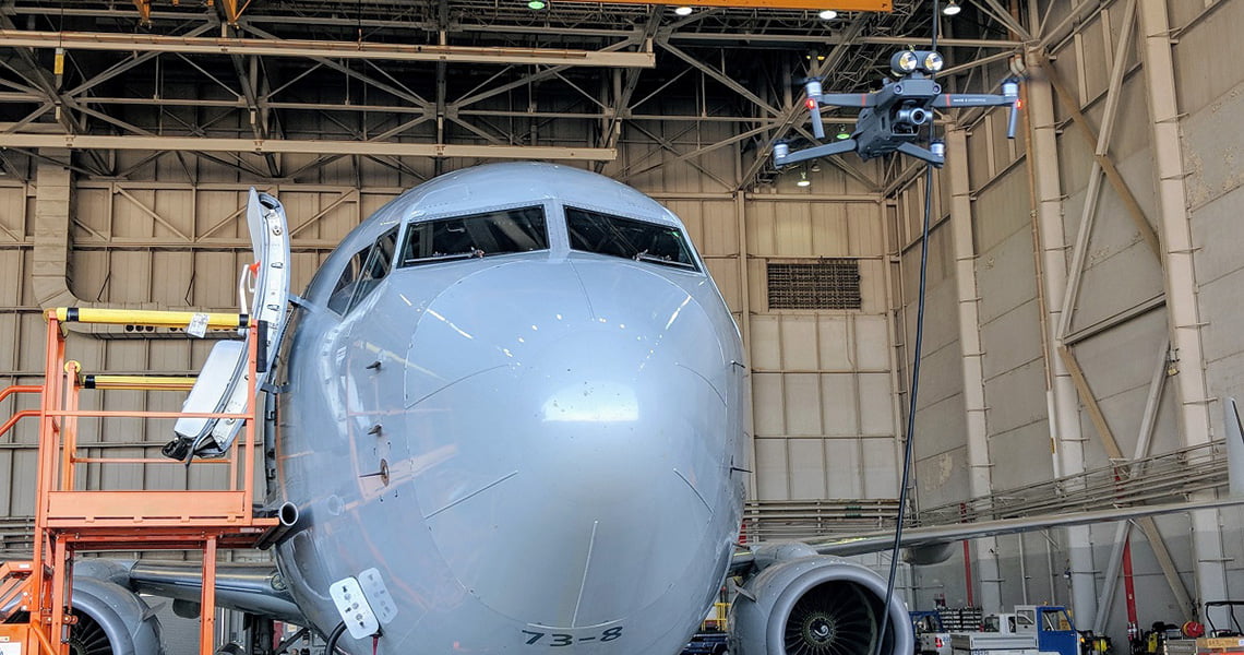 Проверка носовой части корпуса самолета с помощью DJI Mavic 2 Enterprise