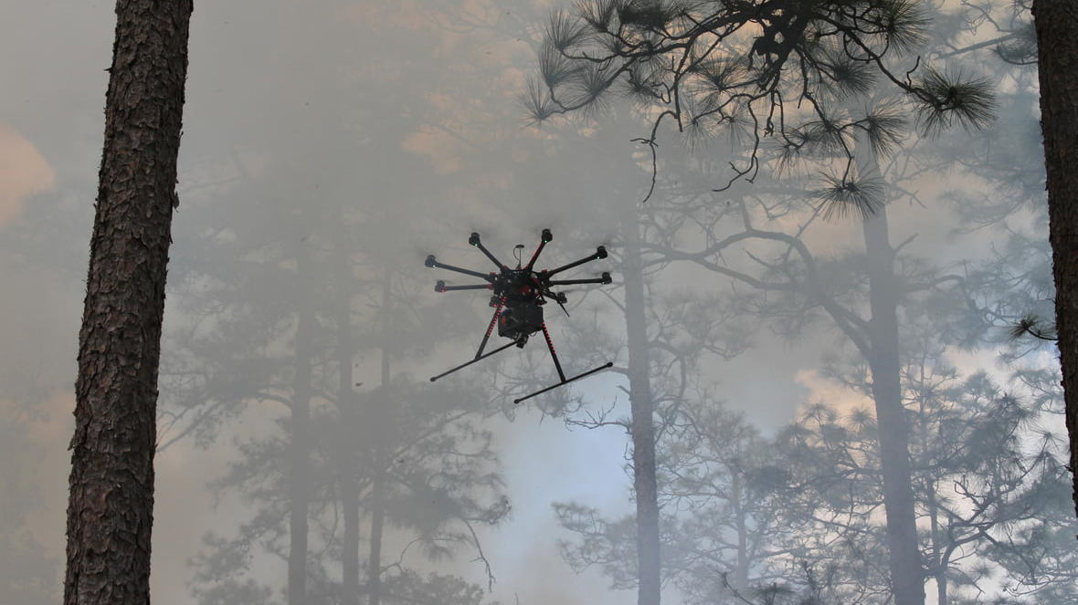 DJI S1000 с камерой в горящем лесу производит мониторинг ситуации