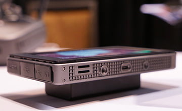 Два слота для карт Micro-SD позволяют хранить и обрабатывать видео без труда